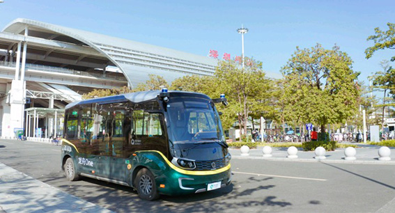 The driverless bus runs near Pingshan Railway Station. DT News