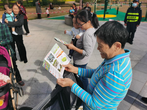 市民认真学习海绵知识