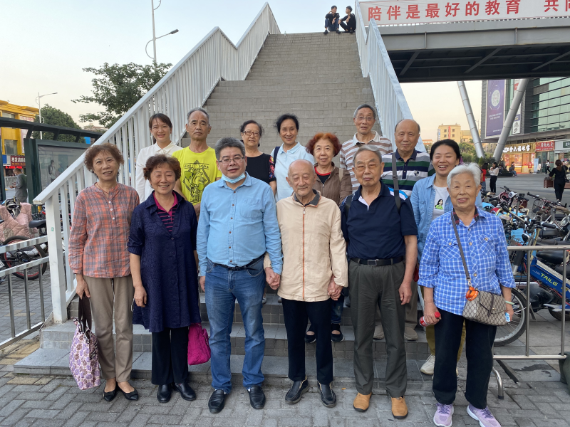 军休干部和住房保障中心工作人员合影