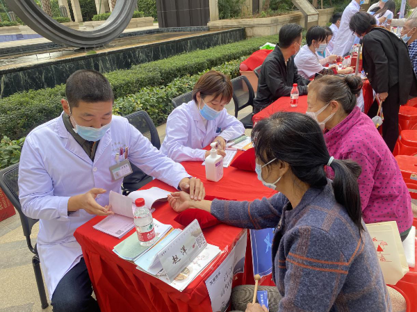 北京中医药大学坪山国医堂开展“义诊进社区，健康伴我行”义诊活动