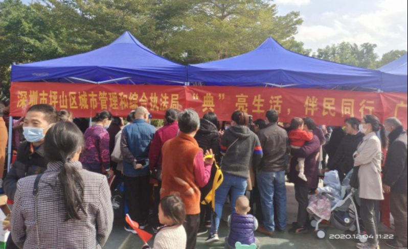 “普法集市”活动现场