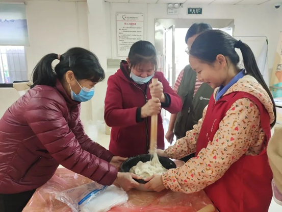居民们在制作糍粑