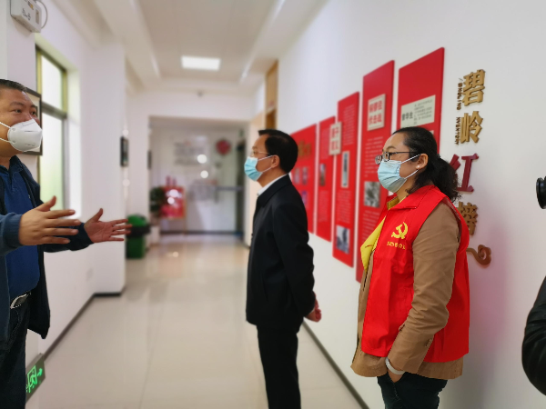 市信访局副局长罗志威同志一行到碧岭街道碧岭社区走访调研