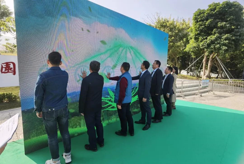 叶青云副区长及各相关人员共同启动“马峦山环保日”
