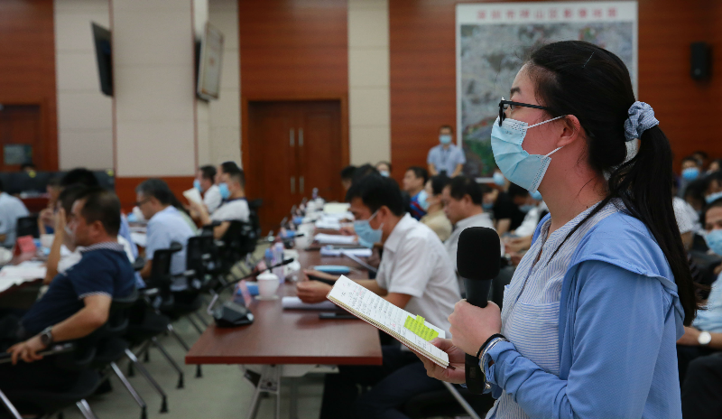 图4：干部职工深入思考、研究，开展现场交流研讨.jpg