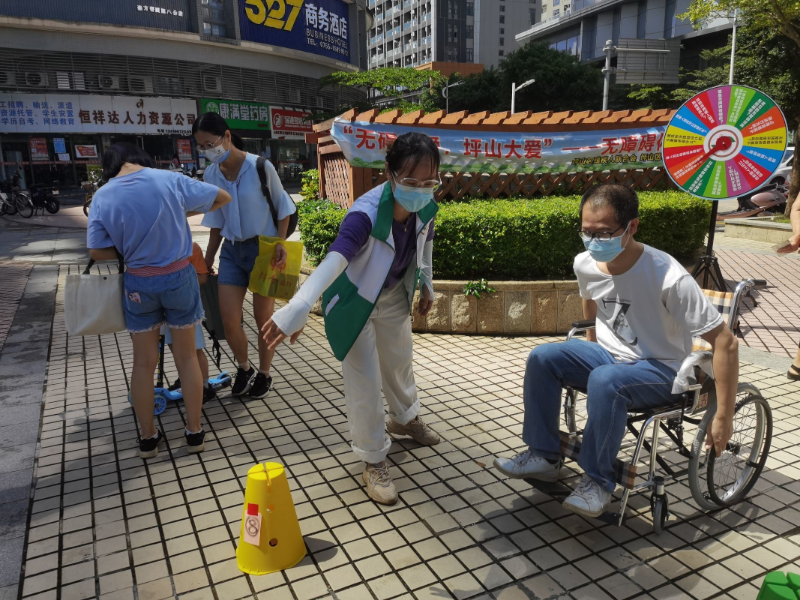 市民在社工的指引下体验轮椅避障.jpg