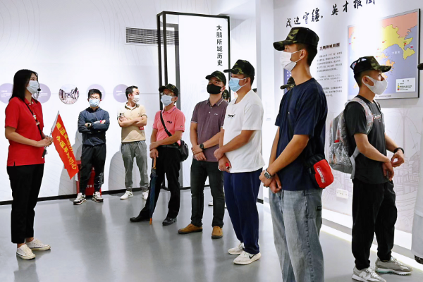 参加活动人员参观大鹏所城海防展览馆