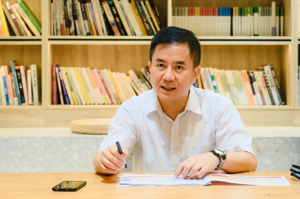陈建辉同志为参加活动人员讲党课
