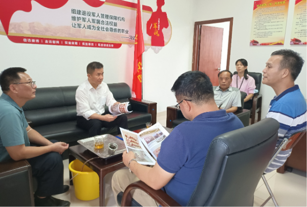 建辉同志一行在接待室进行座谈