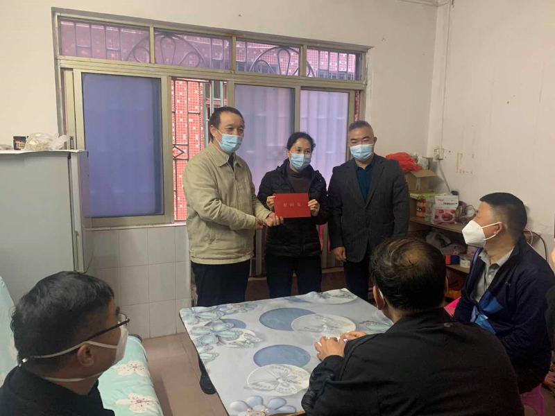 区民政局领导陪同市民政局领导慰问坑梓辖区困难群众.jpg