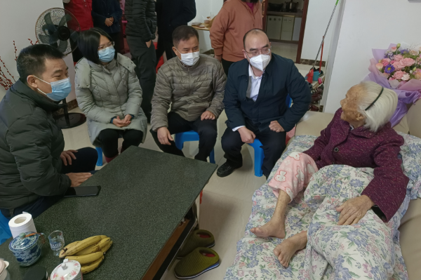慰问高春英老战士