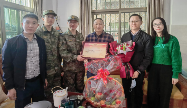 报喜团与“四有”优秀士兵家属合影