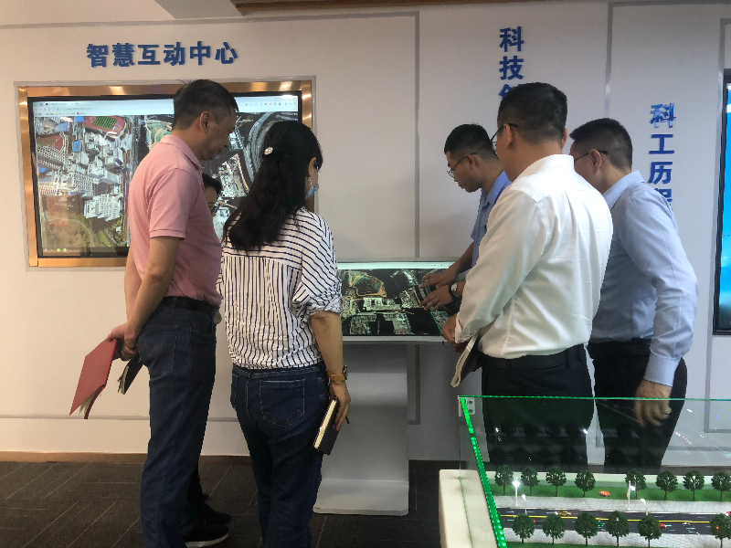 党小组成员与项目方现场交流.jpg