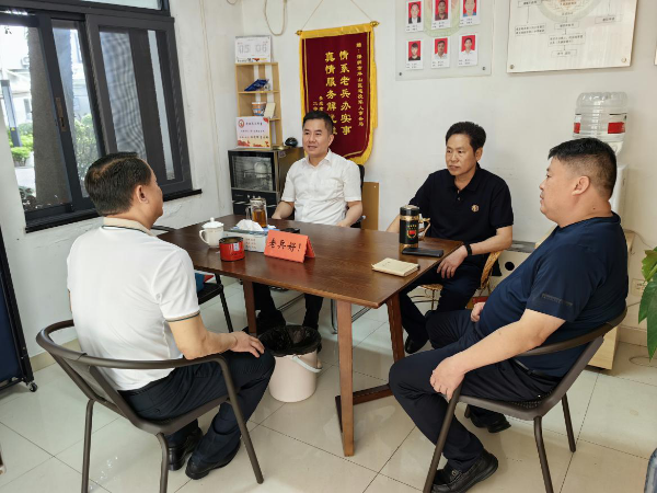 区退役军人事务相关工作人员与刘辉沟通交流