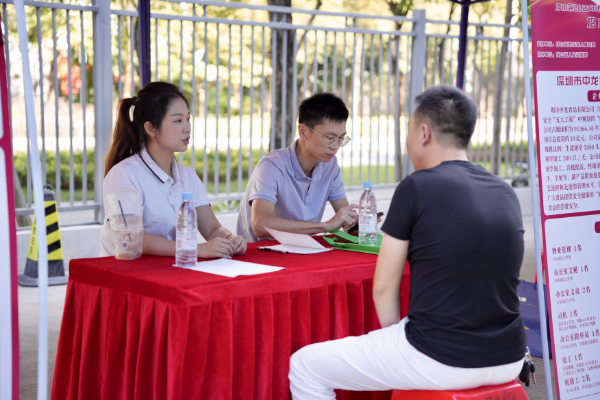 招聘会现场照片
