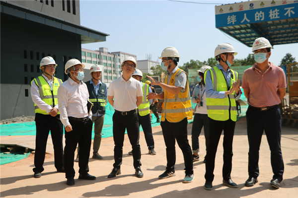坪山区建筑工务署署长检查医院项目建设情况