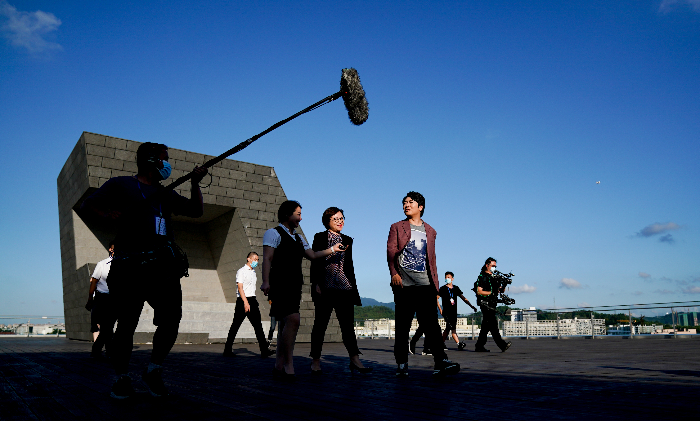 Lang Lang tours around Pingshan Theatre on Friday afternoon..jpg