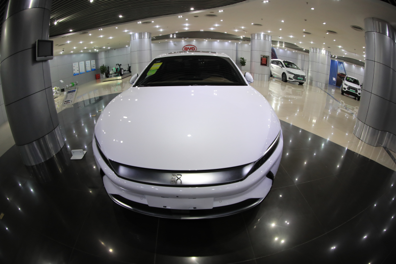 停放在比亚迪展馆里的最新款车型 全球超安全智能新能源旗舰轿车 达到了3.9S百公里提速。续航里程605KM  .B79I8748.jpg