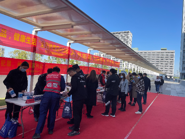 在深圳技术大学开展“12.4”国家宪法日”普法宣传。