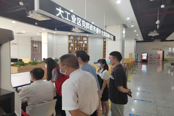 社区进行现场操作指导 9592295531757665644_副本.jpg