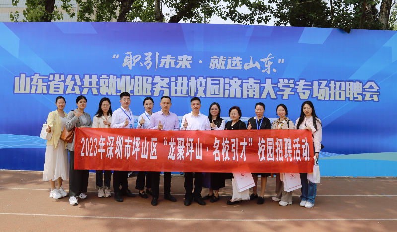 招聘会现场人头攒动,气氛热烈,求职者穿梭在各个企业的展台前,一边