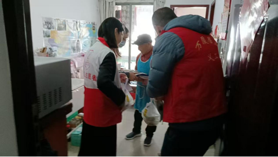 志愿者们给住户送饺子