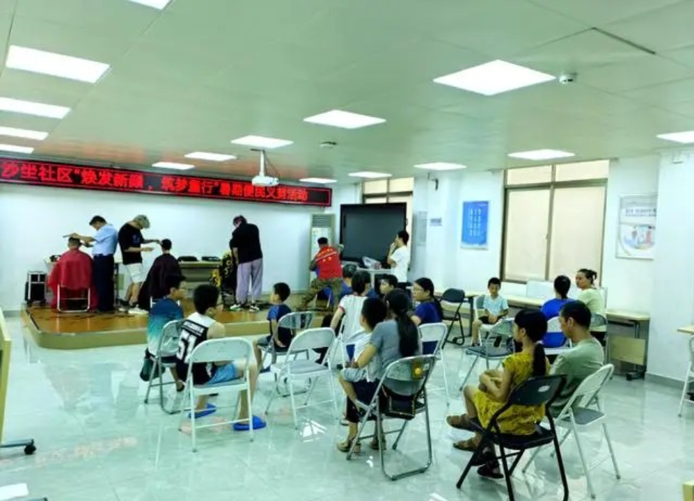 清爽“从头”，温暖在心！马峦街道退役军人化身义务理发师