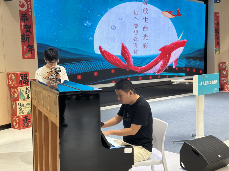 残疾人学员钢琴独奏《大鱼》.jpg