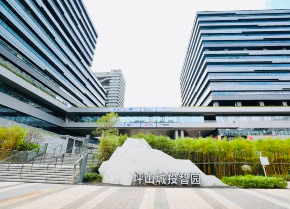 一个办公卡位可以注册公司！深圳坪山AI创客下楼即办工商登记