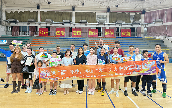 Chinese and expat residents pose for a photo after the basketball match at Pingshan Subdistrict International Block in Pingshan District on Oct. 25. Photos from Pingshan Subdistrict Office