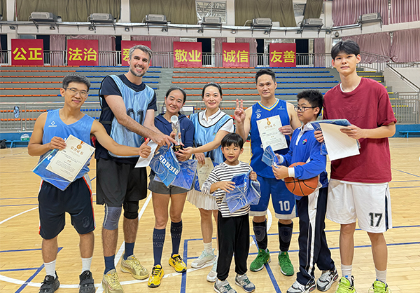 Chinese and expat players hold their honorary certificates and a trophy after the match.