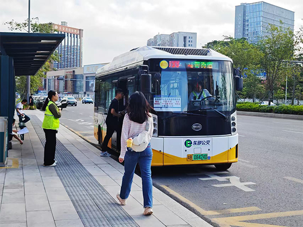 Passengers prepare to board a shuttle bus running between Jinlong Metro Station and the Pingshan Sports Center Gymnasium.
