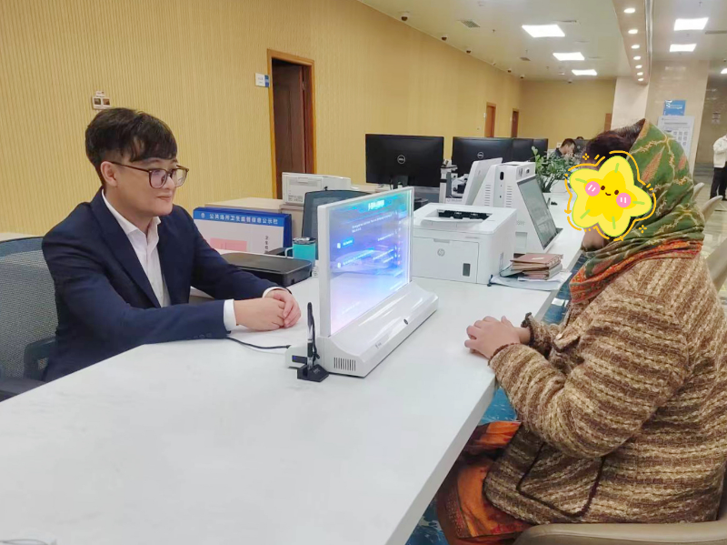 窗口工作人员为外籍人事办事.jpg