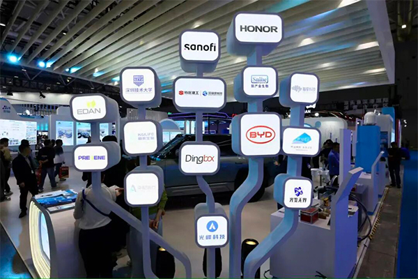 An installation displaying the logos of Pingshan companies. An installation displaying the logos of Pingshan companies.