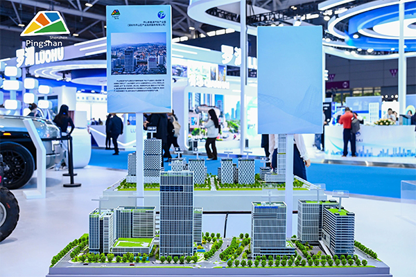 Scale models of industrial parks are on display. Scale models of industrial parks are on display.