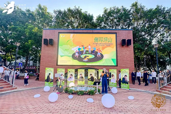 A scene at the fifth Pingshan Music Creation Camp at Pingshan Cultural House. 图片3: A singer performs at the fifth Pingshan Music Creation Camp at Pingshan Cultural House.