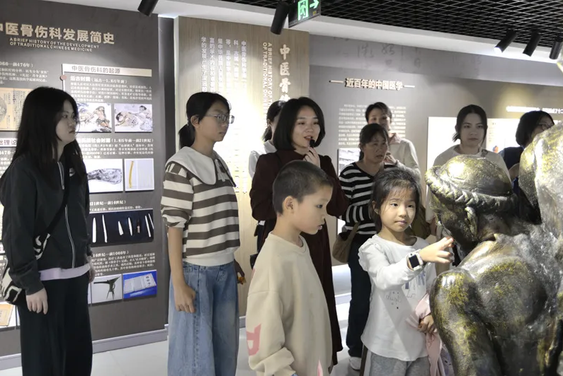 现场讲解员向市民介绍