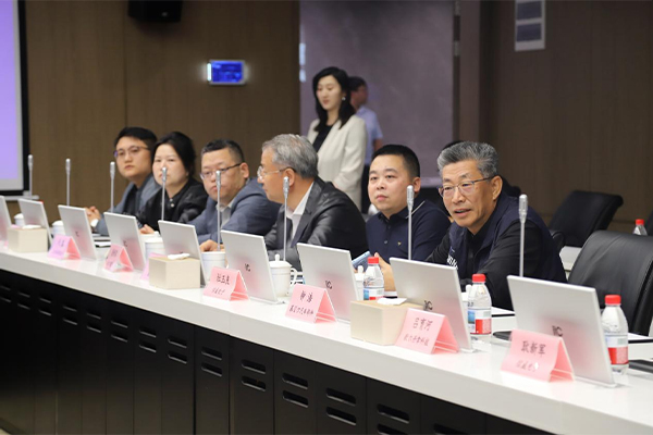 Representatives from research and financial institutions, enterprises, and government departments discuss NEV technology and development on Nov. 26.