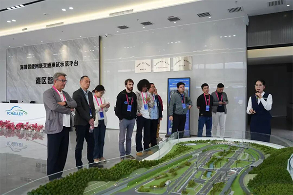 International contestants visit the Bay Area Intelligent Connected Test Field in Pingshan District.