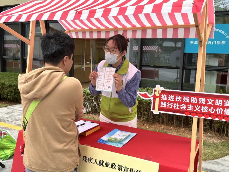 政策讲解 社工向残疾人讲解政策.jpg