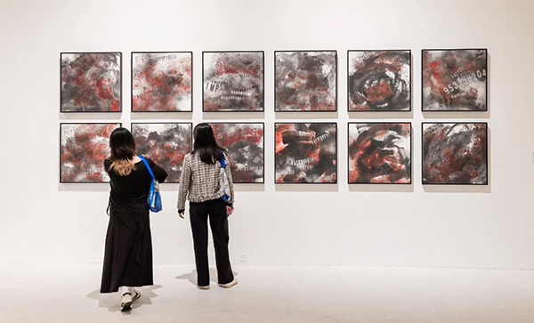 Visitors admire artworks at the “Foam Park” exhibition at Pingshan Art Museum. Photos from the organizers. Visitors admire artworks at the “Foam Park” exhibition at Pingshan Art Museum. Photos from the organizers.