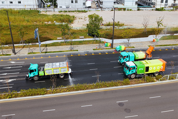 Sanitation vehicles clean a street in Pingshan District. Photos from Urban Management and Law Enforcement Bureau of Pingshan District. Sanitation vehicles clean a street in Pingshan District. Photos from Urban Management and Law Enforcement Bureau of Pingshan District.