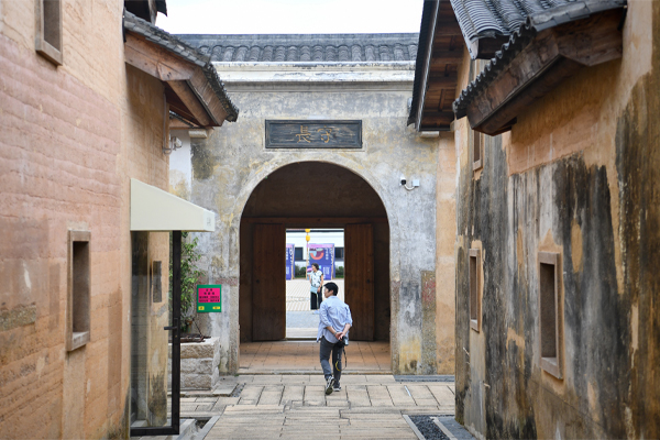 Visitors wander at Shenzhen Pingshan Changshou Dramaville in Pingshan District. Visitors wander at Shenzhen Pingshan Changshou Dramaville in Pingshan District.
