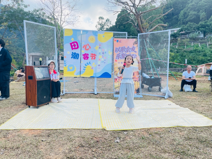 居民与游客踊跃登台