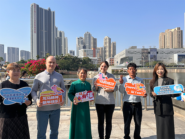 Chinese and expat residents pose for a group photo outside the Pingshan Theater during the Dec. 30 New Year celebration. Photos courtesy of Pingshan Subdistrict Office.