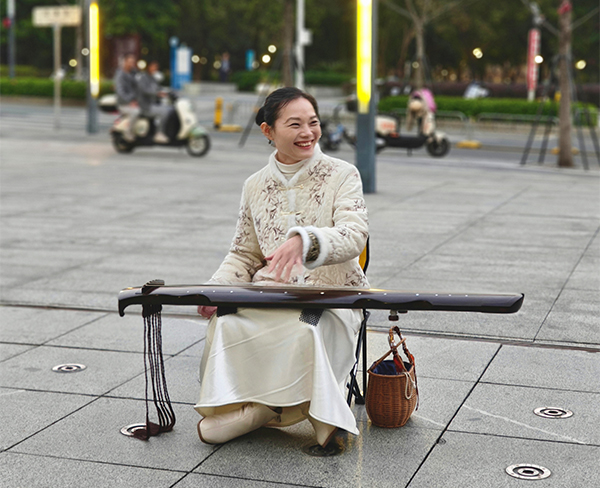 Chinese guqin player Zhuang Liluan.