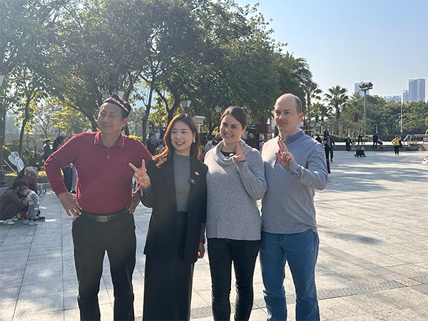 Stephan Klaus Bubeck (1st R), Christine Bubeck (2nd R) and Chinese residents pose for a group photo.