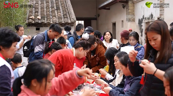 Visitors attend New Year activities at Xinqiao Ancestral Residence.
