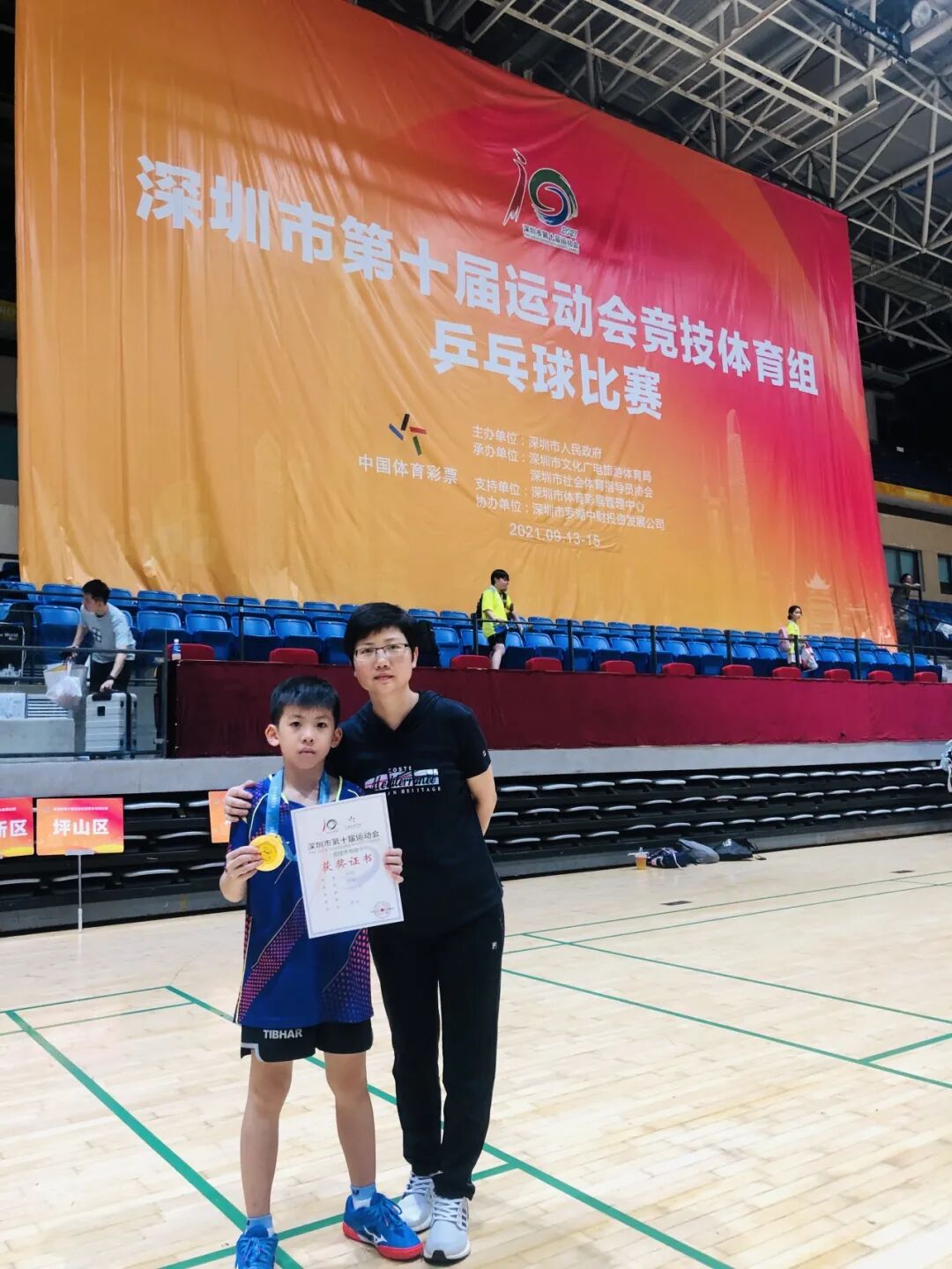 程吉优与坪山区青少年乒乓球协会总教练王红合影 图2.jpg