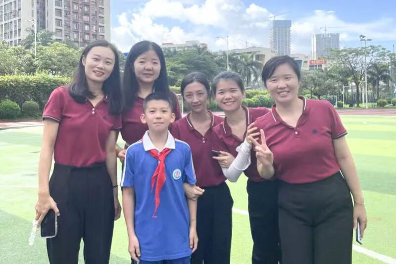 程吉优与坪山实验学校老师合影 图3.jpg